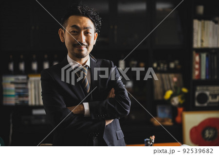 スーツの男性　書斎 92539682