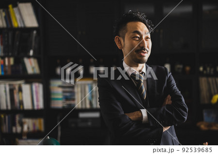 スーツの男性 書斎 スーツの男性 書斎 92539685