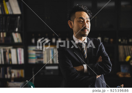 スーツの男性　書斎 92539686