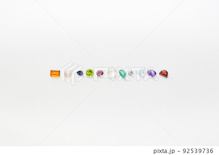 一列に並んだ誕生石 92539736