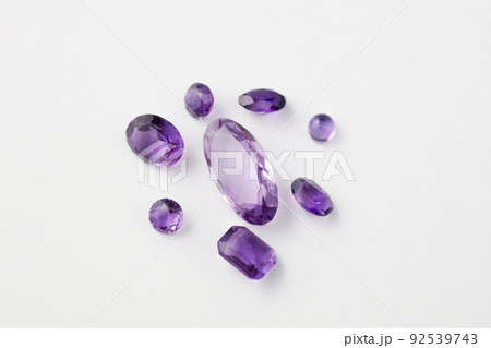 白い背景、複数のアメジスト 92539743
