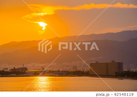 兵庫県　西宮市　御前浜橋　山に夕陽が落ちる様子 92540119