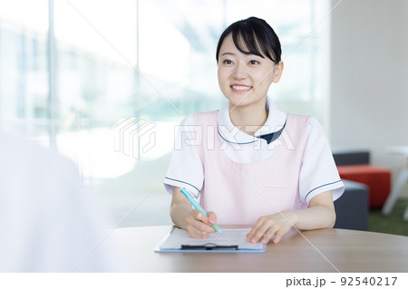 女性介護士のポートレート　撮影協力「LINK FOREST」 92540217