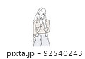 携帯で撮影をしているおしゃれな女性 92540243