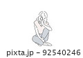 あぐらをかいて携帯で撮影をする女性 92540246