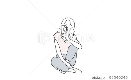 あぐらをかいて携帯で撮影をする女性 あぐらをかいて携帯で撮影をする女性 92540246
