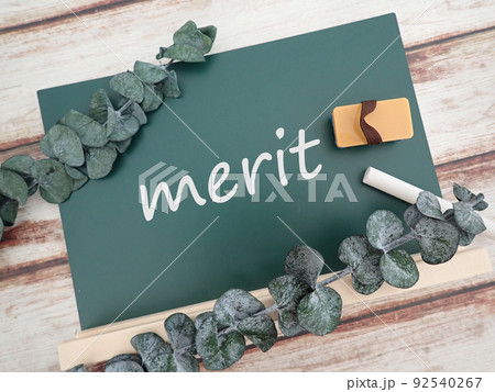 黒板にメリットmeritの単語、おしゃれなイメージ 黒板にメリットmeritの単語、おしゃれなイメージ 92540267