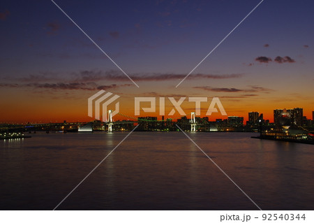 豊洲大橋から見た晩秋の夕焼け空を背景にしたレインボーブリッジの夜景　Ver1 92540344
