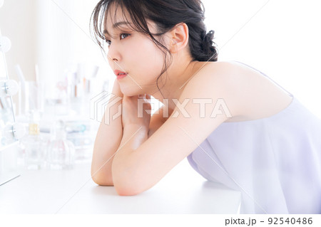 女性　ビューティー　美容　メイク　スキンケア 92540486