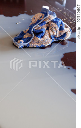 こぼれたアイスコーヒー 92540607