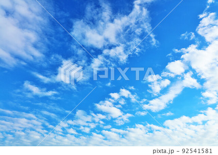 秋の青空と白い雲 92541581