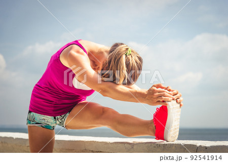 Young beautiful sportive girl preparing to run Young beautiful sportive girl preparing to run 92541914