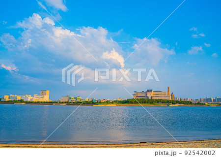 兵庫県　西宮市　御前浜公園　海と建物が広がる風景 92542002