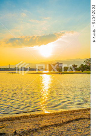 兵庫県 西宮市 御前浜公園 山に沈んでゆく夕陽 兵庫県 西宮市 御前浜公園 山に沈んでゆく夕陽 92542003