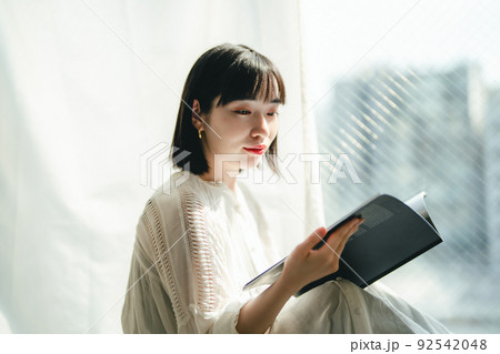 カフェでゆったりな女性 92542048