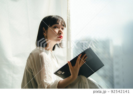 カフェでゆったりな女性 92542141
