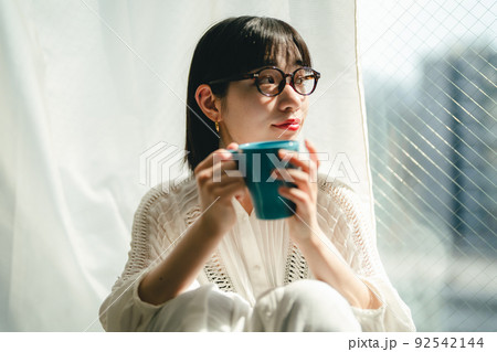 カフェでゆったりな女性 カフェでゆったりな女性 92542144