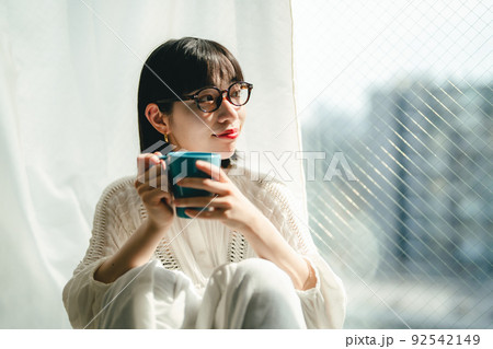 カフェでゆったりな女性 92542149