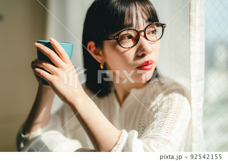 カフェでゆったりな女性 92542155
