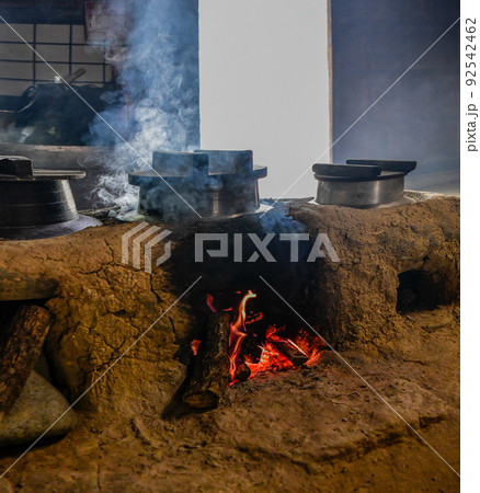薪でお米を炊くかまど 92542462