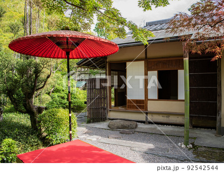 松花堂庭園の茶室と野点傘 松花堂庭園の茶室と野点傘 92542544