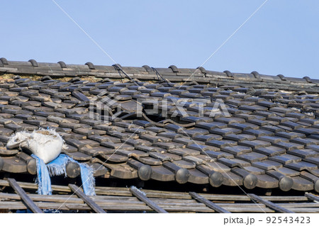 壊れた瓦屋根 92543423