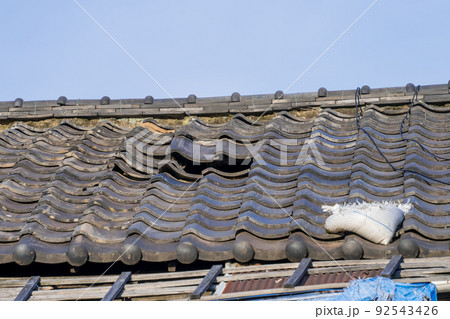 壊れた瓦屋根 壊れた瓦屋根 92543426