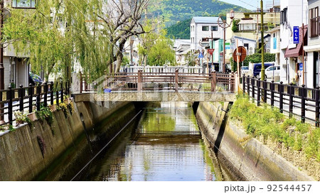 対馬市厳原を流れる用水路と商店街 92544457