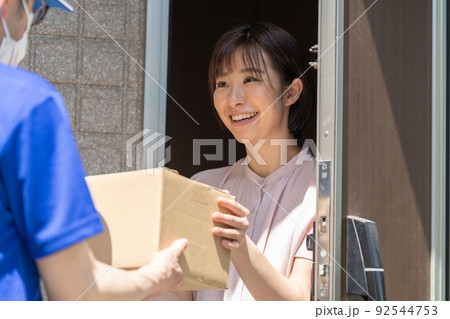 荷物を受け取る女性　配達員　受け取り 92544753