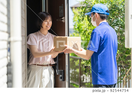荷物を受け取る女性　配達員　受け取り 92544754