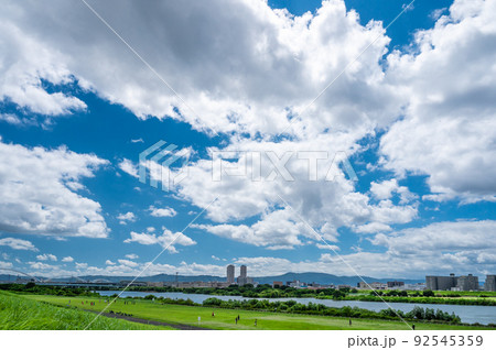 淀川の空に浮かぶ夏雲 淀川の空に浮かぶ夏雲 92545359