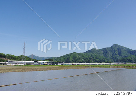 建設中の北陸新幹線　越前たけふ駅と日野山　福井県越前市　2022年5月 92545797