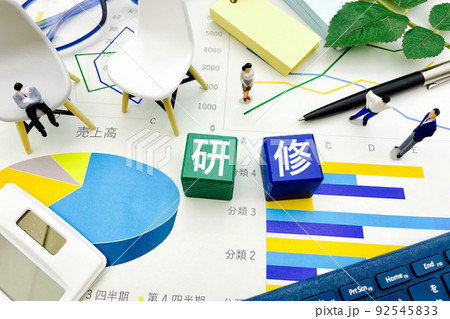 研修を受けるビジネスマン 92545833