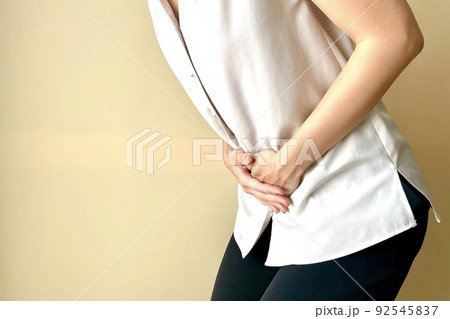 お腹をおさえる女性のイメージ 92545837