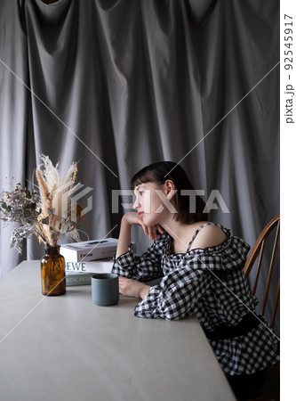 自宅でリラックスする女の子 自宅でリラックスする女の子 92545917
