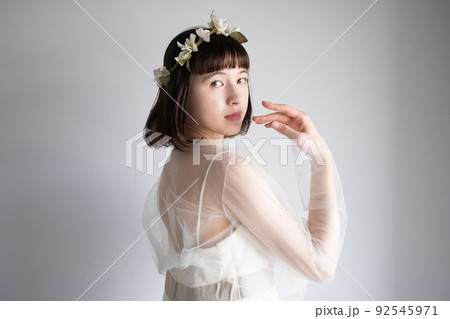 ドレス姿の女性 92545971