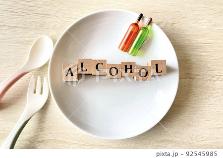 食事と飲酒 お皿の上にアルコール 食事と飲酒 お皿の上にアルコール 92545985