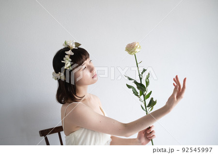 ドレス姿の女性 92545997