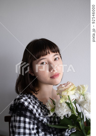 花を愛でる女性 92546000