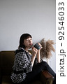 リラックスする女性 92546033