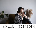 リラックスする女性 92546034