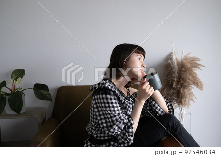 リラックスする女性 92546034