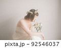 ドレス姿の女性 92546037