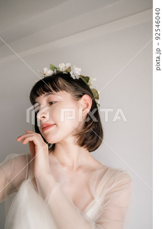 ドレス姿の女性 92546040