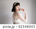 ドレス姿の女性 92546043