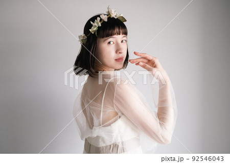 ドレス姿の女性 92546043