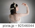 ドレス姿の女性 92546044
