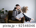 趣味を楽しむ女性 92546046