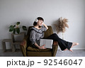 趣味を楽しむ女性 92546047