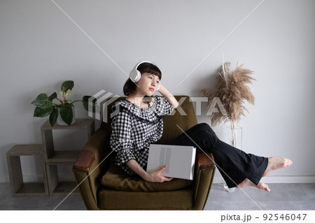 趣味を楽しむ女性 92546047